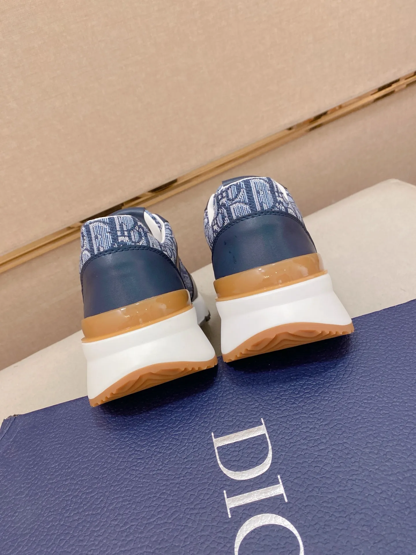 Factory price: 440💰[Dior·Dior] New casual sports style men's shoes, new spring and summer design, perfect workmanship, lace-up lazy style to create wardrobe quality, upper: imported first-layer cowhide, sheepskin lining is soft and comfortable, ultra-light TPU wear-resistant outsole, simple, versatile fashion men's shoes, excellent color code number 38--44. (Can be customized for 45 non-refundable)